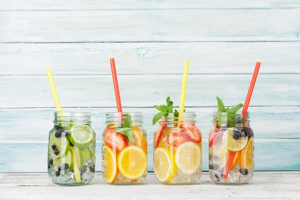 Frisches Limonadenglas Mit Sommerfrüchten Und Beeren Mit Platz Für Ihren — Stockfoto