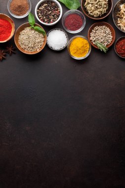 Çeşitli baharatlar ve otlar taş zemin üzerine