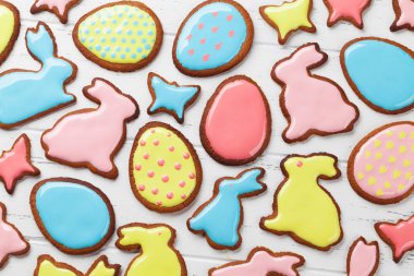 Ahşap tablo Easter gingerbread çerezleri. Tavşan ve yumurta. Tebrik kartı. Üstten Görünüm