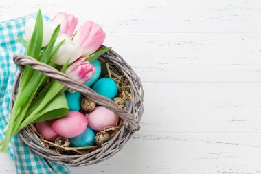 Lale çiçek ve renkli Paskalya yumurta Paskalya tebrik kartı. Selam yeri olan Üstten Görünüm