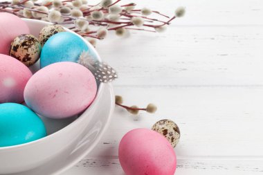 Kukum ve renkli Paskalya Paskalya tebrik kartı üzerinde ahşap masa yumurta. Selam ile alan