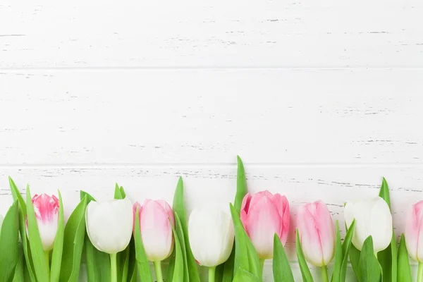 Pasen Wenskaart Achtergrond Met Kleurrijke Tulp Bloemen Witte Houten Tafel — Stockfoto