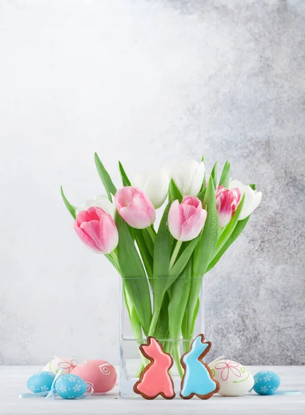 Tarjeta Felicitación Pascua Con Flores Tulipán Galletas Jengibre Huevos Pascua —  Fotos de Stock
