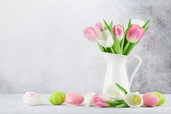 Ευχετήρια Κάρτα Πάσχα Λουλούδια Τουλίπα Και Πασχαλινά Αυγά Μπροστά Από — Φωτογραφία Αρχείου