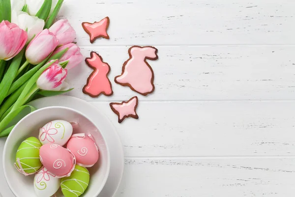 Ostergrußkarte Mit Tulpenblumen Lebkuchen Und Bunten Ostereiern Draufsicht Mit Platz — Stockfoto