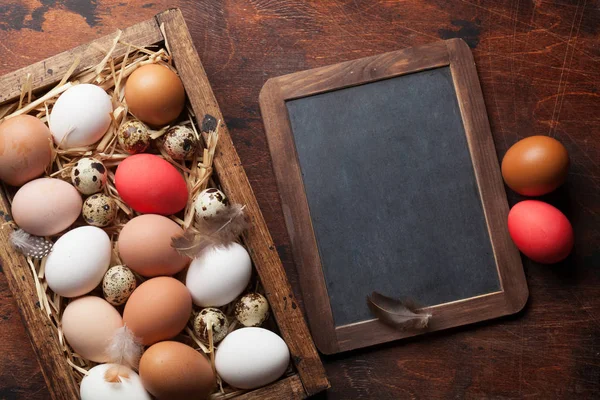 Ahşap Masa Kutusunda Tavuk Bıldırcın Yumurtası Paskalya Tebrik Kartı Selam — Stok fotoğraf