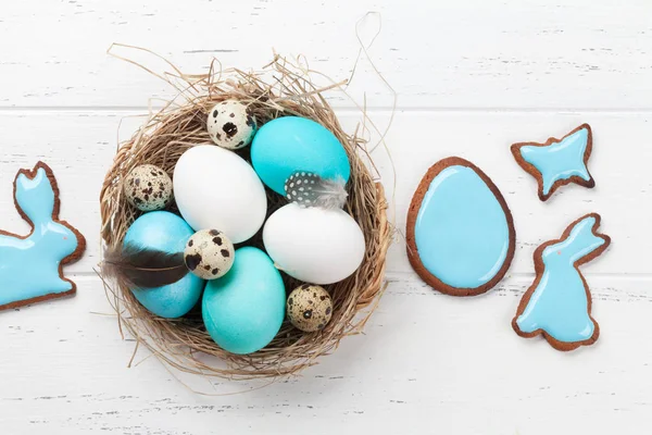 Paaseieren Peperkoek Cookies Houten Tafel Konijnen Vlinders Eieren Wenskaart Bovenaanzicht — Stockfoto