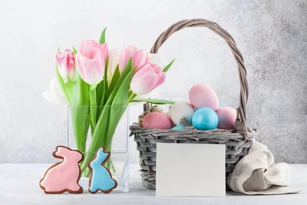 Ostergrußkarte Mit Tulpenblumen Lebkuchen Und Ostereiern Vor Steinmauer Mit Platz — Stockfoto