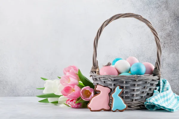 Cartão Páscoa Com Flores Tulipa Biscoitos Gengibre Ovos Páscoa Frente — Fotografia de Stock