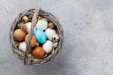 İle yumurtalar sepette taş tablo Easter tebrik kartı. Selam yeri olan Üstten Görünüm