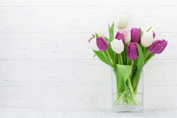 Pasen Wenskaart Met Tulp Bloemen Boeket Voor Houten Muur Met — Stockfoto