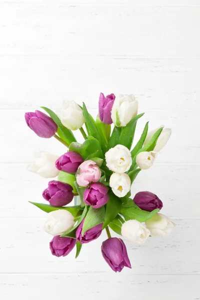 复活节贺卡与郁金香花花束 白色木桌上的顶部视图 为您的问候提供空间 — 图库照片