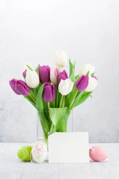 Ostergrußkarte Mit Tulpenblütenstrauß Und Ostereiern Vor Steinmauer Mit Platz Für — Stockfoto