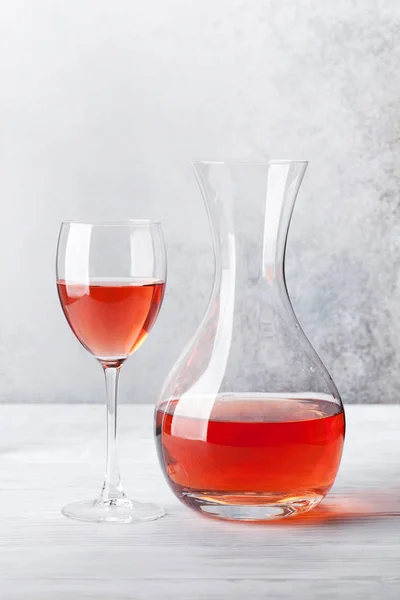 Rose Wijn Het Glas Karaf Houten Tafel Voor Stenen Muur — Stockfoto