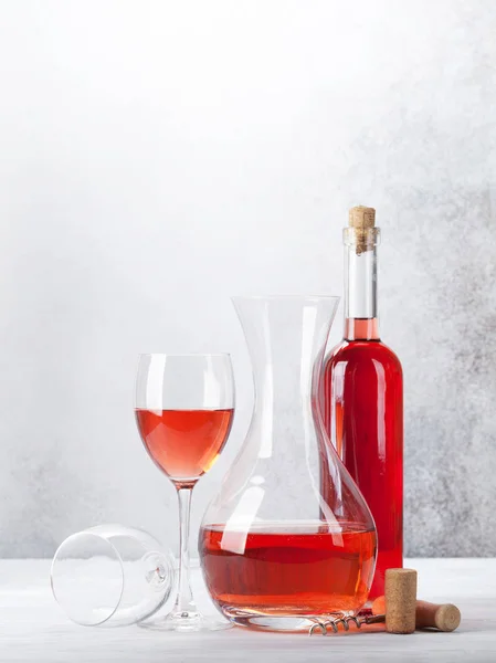 Vino Rosa Copa Botella Decantador Sobre Mesa Madera Delante Pared —  Fotos de Stock