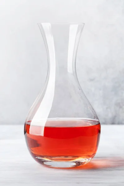 Vino Rosato Decanter Vetro Tavolo Legno Davanti Muro Pietra — Foto Stock