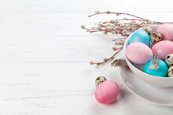 Tarjeta Felicitación Pascua Con Huevos Colores Tazón Sobre Una Mesa —  Fotos de Stock