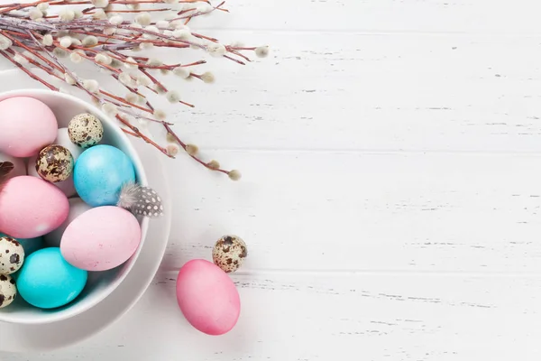 Wielkanocne Życzeniami Kolorowymi Jajkami Misce Biały Drewniany Stół Widok Góry — Zdjęcie stockowe