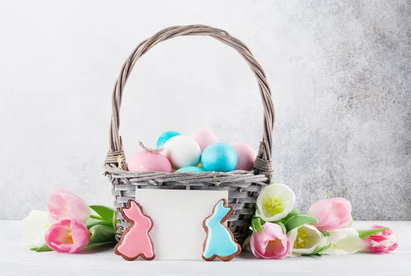 Ostergrußkarte Mit Tulpenblumen Lebkuchen Und Ostereiern Vor Steinmauer Mit Platz — Stockfoto