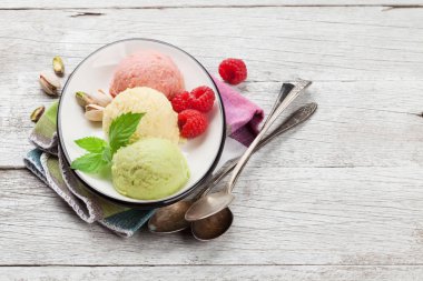 Dondurma ile fındık ve çilek. Senin metin için yer ile göster