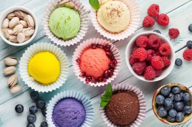 Dondurma ile fındık ve çilek. Üstten görünüm