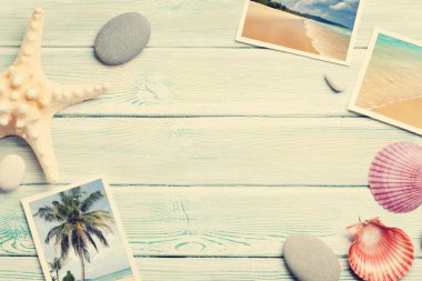 Seyahat tatil arka plan kavramı ile deniz kabuklarını ve yaz fotoğraf ahşap masa üstünde. Üstten Görünüm kopya alanı ile. Düz yatıyordu. Bana tarafından çekilen fotoğraflar. Sunny tonda