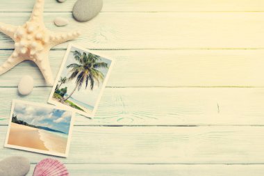 Seyahat tatil arka plan kavramı ile deniz kabuklarını ve yaz fotoğraf ahşap masa üstünde. Üstten Görünüm kopya alanı ile. Düz yatıyordu. Bana tarafından çekilen fotoğraflar. Sunny tonda