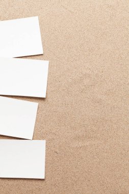 Tatil arka plan kavramı fotoğraf çerçeveleri ile kum zemin üzerinde seyahat. Üstten Görünüm kopya alanı ile. Düz yatıyordu