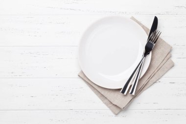 Masa ayarı. Boş tabak, bıçak, çatal ve peçete. Üst görünüm ve düz yatış alanı kopyala