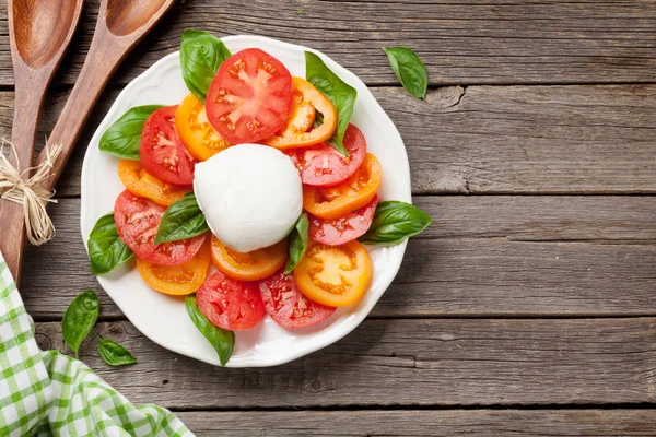 Caprese Salade Met Tomaten Basilicum Mozzarella Bovenaanzicht Vlakke Leggen Met — Stockfoto