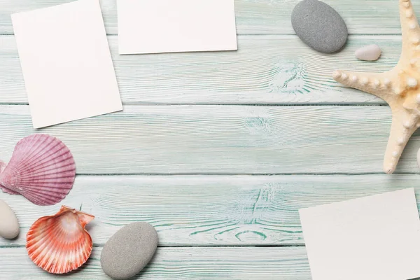 Reisetischkonzept Mit Muscheln Und Fotorahmen Auf Holztisch Ansicht Von Oben — Stockfoto