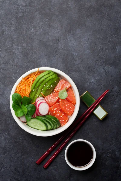 Poke Bowl Con Salmón Verduras Tetera Tazas Ensalada Tradicional Hawaiana —  Fotos de Stock