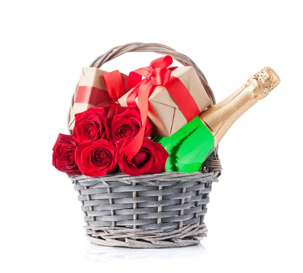 Шампанское Подарочные Коробки Розовые Цветы Корзине Изолированный Белом Фоне — стоковое фото