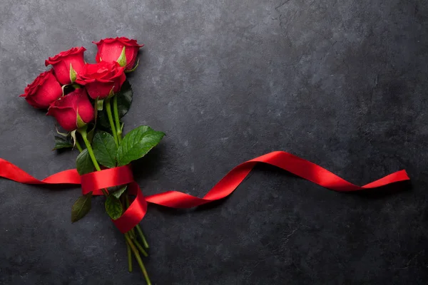 Valentinstag Grußkarte Mit Rotem Rosenstrauß Auf Steinhintergrund Draufsicht Mit Platz — Stockfoto