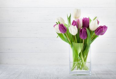 Lale çiçek buketi ile Paskalya tebrik kartı. Selam yeri olan beyaz tahta duvardan