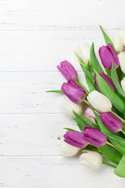 Lale çiçek buketi ile Paskalya tebrik kartı. Selam yeri olan beyaz tahta masayı