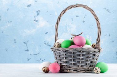 Paskalya tebrik kartı ile renkli Paskalya yumurtaları