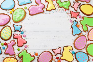 Paskalya tebrik kartı ile renkli gingerbread çerezleri