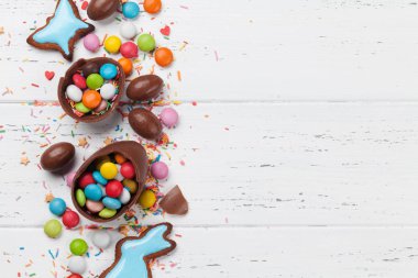 Paskalya tebrik kartı ile renkli gingerbread çerezleri