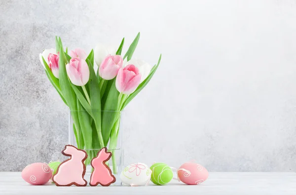 Ostergrußkarte Mit Tulpenblumen Lebkuchen Und Ostereiern Vor Steinmauer Mit Platz — Stockfoto