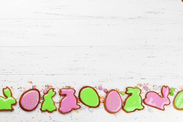 カラフルなジンジャーブレッド クッキーとイースターのグリーティング カード — ストック写真