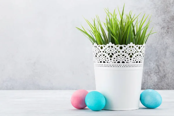 Tarjeta Felicitación Pascua Con Hierba Coloridos Huevos Pascua Delante Pared —  Fotos de Stock