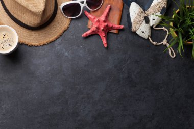 Tatil arka plan kavramı plaj şapka, güneş gözlüğü, pasaport ve deniz yıldızı ile tahta zemin üzerinde seyahat. Üstten görünüm kopya alanı ile. Düz yatıyordu