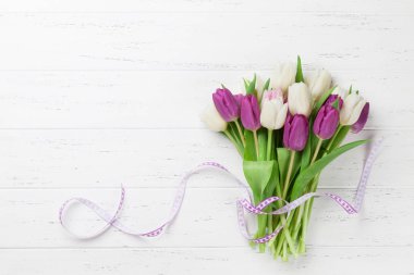 Lale çiçek buketi ile Paskalya tebrik kartı. Selam yeri olan beyaz ahşap masa üzerinde Üstten Görünüm