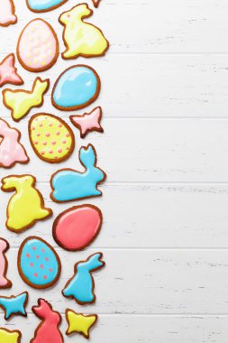 Ahşap tablo Easter gingerbread çerezleri. Tavşan ve yumurta. Tebrik kartı. Selam yeri olan Üstten Görünüm