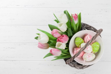 Lale çiçek ve renkli Paskalya yumurta Paskalya tebrik kartı. Selam yeri olan Üstten Görünüm