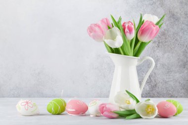 Paskalya tebrik kartı zemin renkli Lale çiçek Beyaz ahşap tablo ile. Selam ile alan