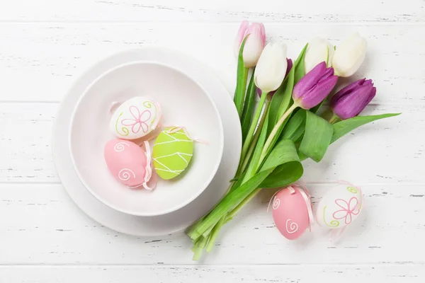 Pasen Wenskaart Met Tulp Bloemen Boeket Pasen Eieren Bovenaanzicht Witte — Stockfoto