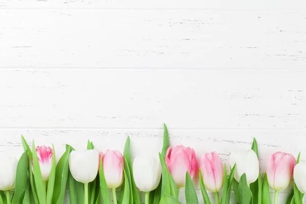 Σκηνικό Ευχετήρια Κάρτα Πάσχα Ζωηρόχρωμη Τουλίπα Άνθη Λευκό Ξύλινο Τραπέζι — Φωτογραφία Αρχείου