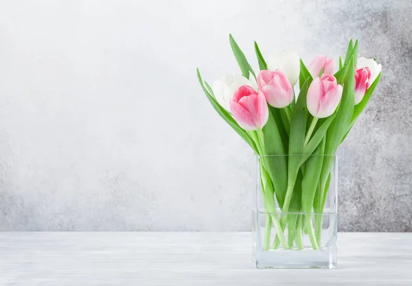 Húsvéti Üdvözlőlap Tulipán Virágok Csokor Helyet Üdvözletet Kőfal Előtt — Stock Fotó